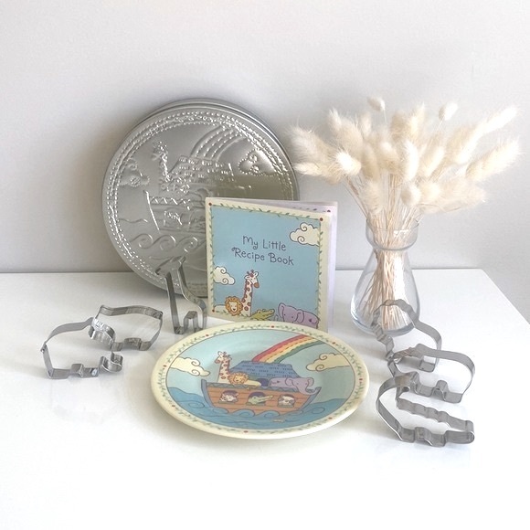 Noah’s Ark Cookie cutter set with metal tin, recipe book and plate - Picture 3 of 10